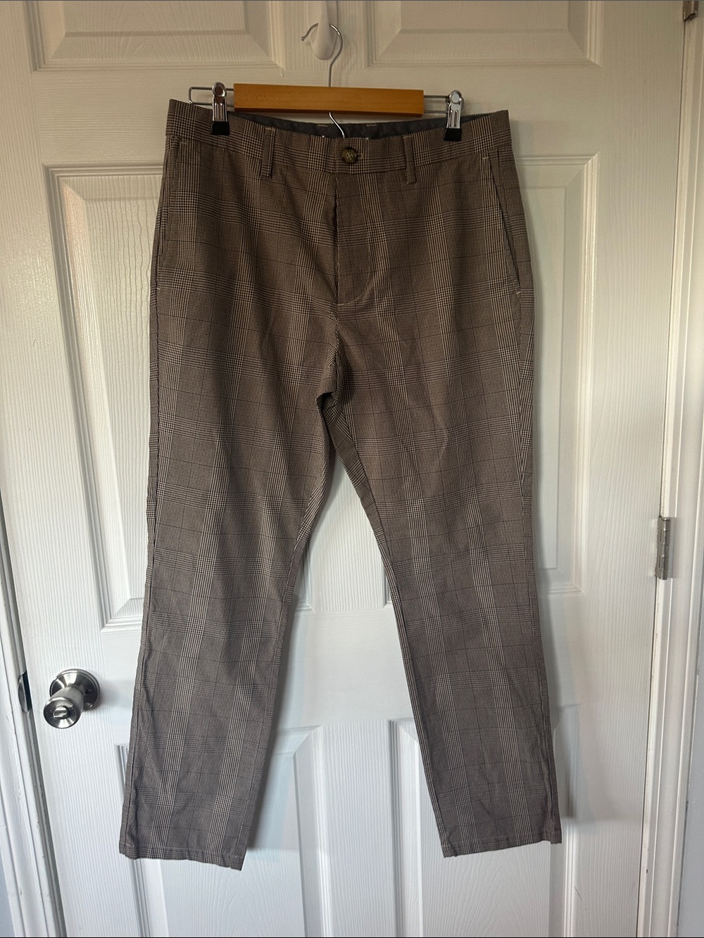 Old Navy Men's Plaid Chinos in Taupe